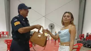 Mujer recupera su bolso tras extraviarlo en el Carnaval de Mérida