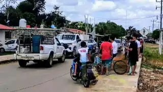 Al ver una unidad de la CFE, pobladores le bloquearon el paso dejando atrapados a los trabajadores