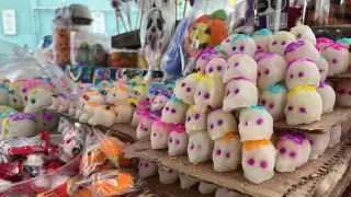   Ambulantes del Centro Histórico de Mérida reportan baja venta de dulces para los altares de Hanal Pixán  