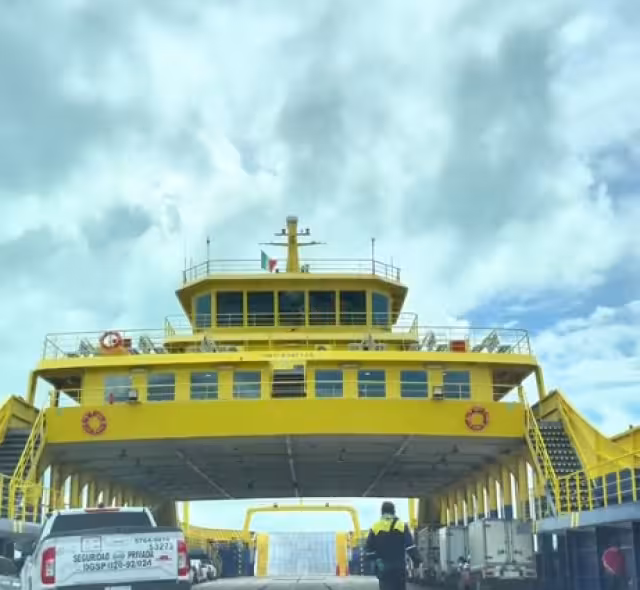 Existen embarcaciones especiales para trasladar automóviles de Cancún a la Isla Mujeres