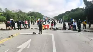 Ante la falta de electricidad, vecinos de Chetumal protestan con bloqueo de carretera  
