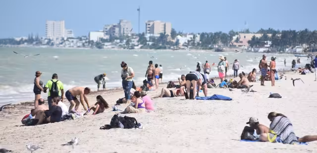 Visitantes internacionales disfrutan de las playas de Progreso y de sus atractivos turísticos