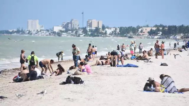 Visitantes internacionales disfrutan de las playas de Progreso y de sus atractivos turísticos