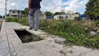 Vecinos de Los Manguitos exigen reparar registros peligrosos en Champotón