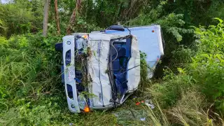 Conductor vuelca fuera de la carretera Mérida-Chetumal; hay dos lesionados
