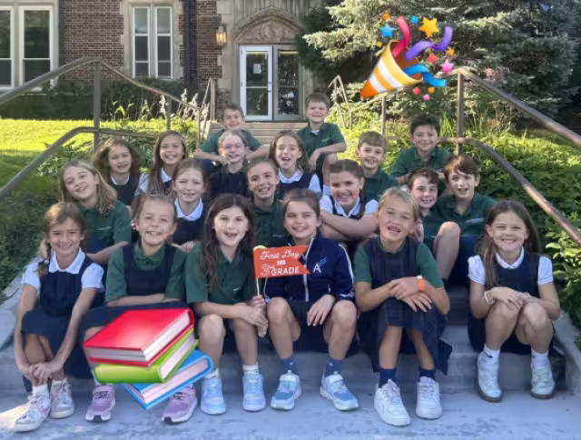 Los pequeños de la escuela católica lucían felices por haber regresado a clases.