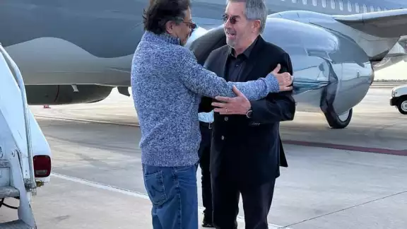 Presidente de Colombia es recibido en el AIFA por el secretario de Relaciones Exteriores.