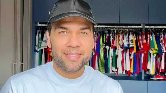 Dani Alves se ha refugiado en la religión y ahora ha decidido emprender