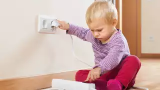 Menores en riesgo: los costos de dejar a los hijos solos mientras los padres trabajan