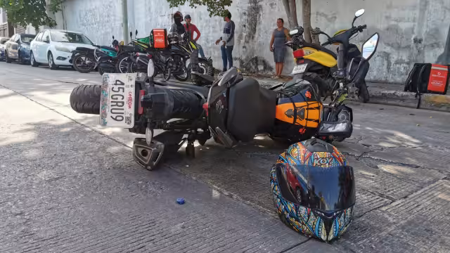 La motocicleta quedó tendida sobre el pavimiento, mientras que el conductor con lesiones.