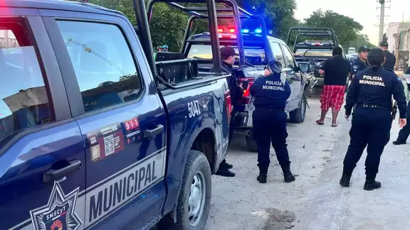 Unidades policiacas municipales acudieron al llamado de emergencia.