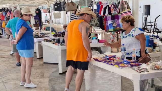 Algunos de los turistas decidieron quedarse en el área de artesanos, mientras otros prefirieron recorrer el Centro y la playa antes de regresar al barco