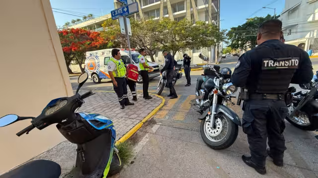 El agente de Tránsito fue auxiliado en el lugar de los hechos por paramédicos.