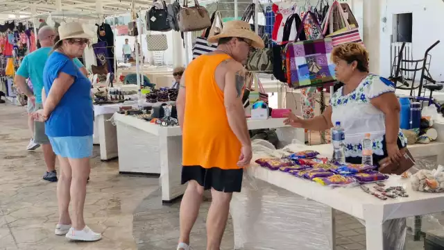 Algunos de los turistas decidieron quedarse en el área de artesanos, mientras otros prefirieron recorrer el Centro y la playa antes de regresar al barco