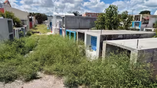 Camposanto La Cruz en Champotón luce abandonado y lleno de maleza