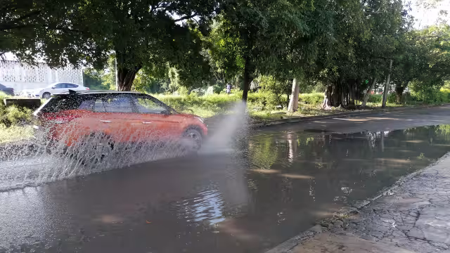 Pese a las pequeñas lluvias, algunas calles sufrieron encharcamientos