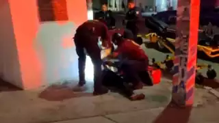 Un hombre fue hallado tirado en la vía pública con una grave herida en la cabeza, presuntamente causada por un hacha.