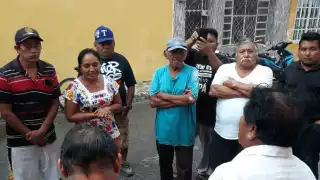 Entregan un oficio con más de 220 firmas al Comisario para que rinda un informe de cuentas