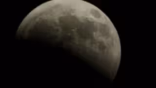Habitantes de diferentes municipios de Quintana Roo salen de sus hogares para presenciar el eclipse lunar