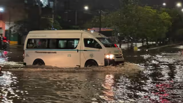 Automovilistas manejaron con más precaución debido a los riesgos de la acumulación del agua