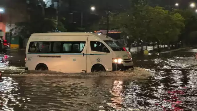 Automovilistas manejaron con más precaución debido a los riesgos de la acumulación del agua