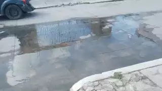 “Toman fotos, se van y no regresan": Vecinos de Cancún señalan a Aguakan por no reparar fuga de agua desde hace dos años 