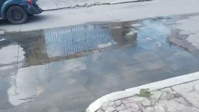 El desperfecto ocasiona que el agua llegue con baja presión a sus hogares o de plano les corten el servicio