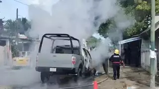 Camioneta de la Marina se incendia en calles de Chelem