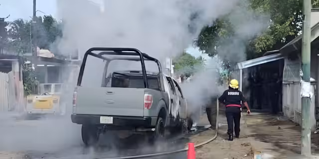 La camioneta de la Marina quedó consumida por el fuego