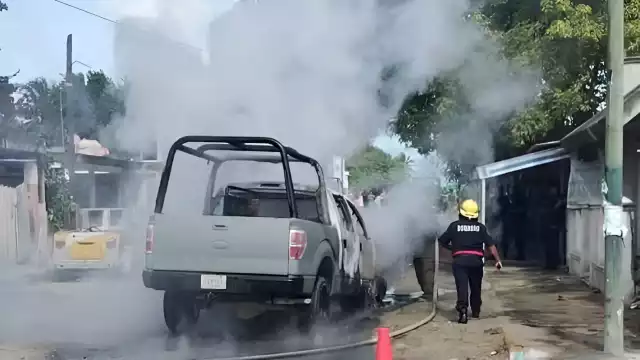 La camioneta de la Marina quedó consumida por el fuego