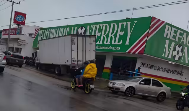 El agua presentó cierto riesgo hacia las personas que transitaban en la vialidad