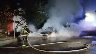 Vehículo se incendia en Playa del Carmen; investigan causas