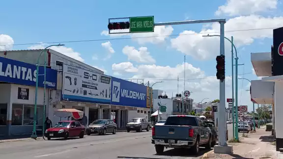 Ante la falla de los semáforos, ciudadanos aseguran que son un peligro para los conductores