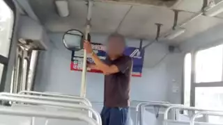 Al parecer, el hombre padece de sus facultades mentales y necesita la ayuda de un bastón para caminar, sin embargo, se movilizó rápido para huir