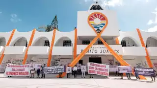 Arropada por otras mujeres, Estefanía se manifestó en la Plaza de la Reforma para denunciar el acoso de su expareja, quien la amenaza y la acosa