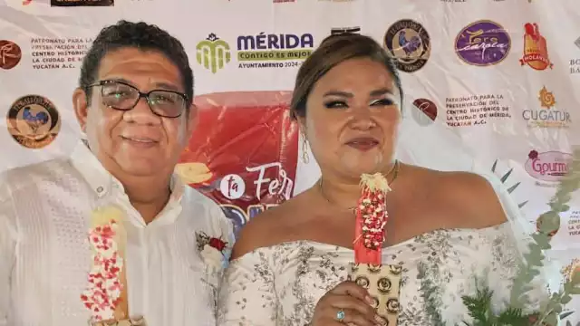 Parejas sellan su amor durante la Quinta Feria del Queso de Bola en Mérida
