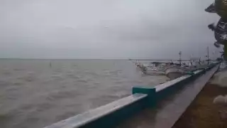 Huracán Rafael: Alertan a pescadores por fuerte oleaje en la costa de Yucatán