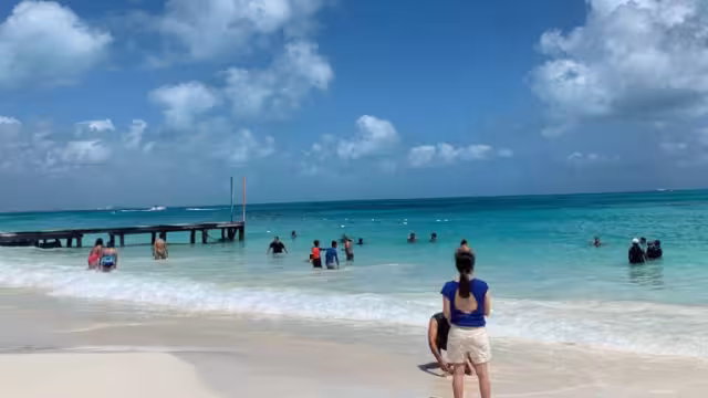 El acceso a Playa Caracol de Cancún se mantiene en vigilancia
