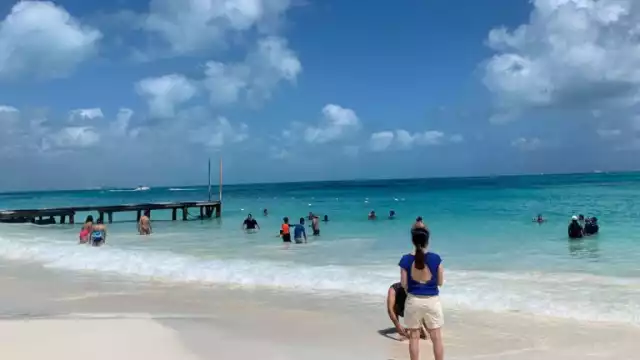 El acceso a Playa Caracol de Cancún se mantiene en vigilancia