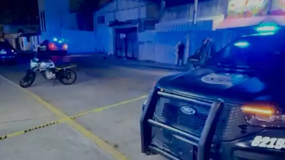 Los elementos policiacos acordonaron la zona y resguardaron la escena.