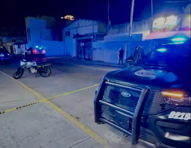 Los elementos policiacos acordonaron la zona y resguardaron la escena.