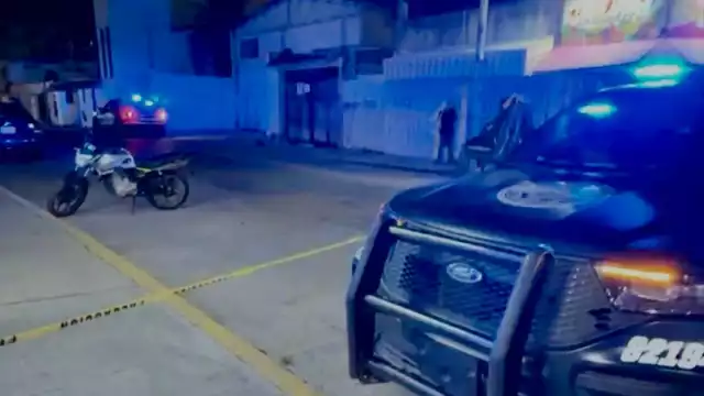 Los elementos policiacos acordonaron la zona y resguardaron la escena.