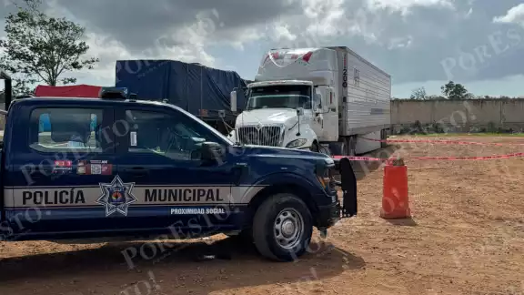 Comerciantes de los alrededores se percataron que el trailer llevaba varios días, por lo que fue reportado a las autoridades Comerciantes de los alrededores se percataron que el trailer llevaba varios días, por lo que fue reportado a las autoridades