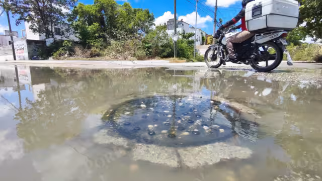 El mal olor de las aguas incomoda a los vecinos, teniendo que cerrar sus ventanas 