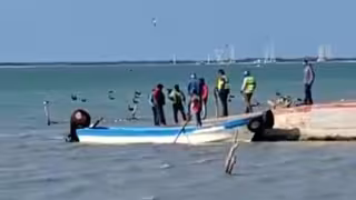 Surada y exceso de peso provocan hundimiento de lancha en Ciudad del Carmen