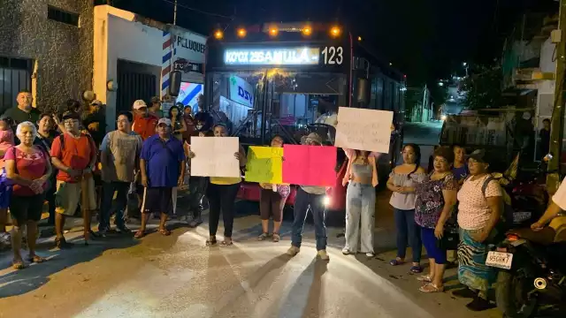 Los vecinos salieron a manifestarse con pancartas.