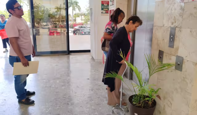 Fraude y despojo: mujer mayor pide justicia en Palacio de Gobierno