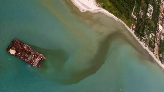 Barco varado en Ciudad del Carmen genera nuevo desastre ambiental