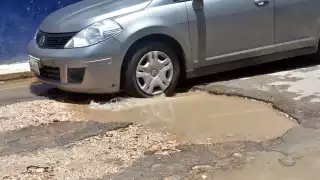Las calles de las colonias de la capital parecen auténticas zonas de guerra, debido a los enormes y profundos hoyancos que cubren gran parte de la vialidad.