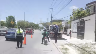 En el filtro de revisión, encabezado por agentes de Tránsito Municipal, varias unidades fueron colocadas en grúas para ser trasladadas al corralón
